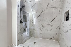 Shower, free toiletries, towels, soap - Stardust Big Bend Luxury A-Frames (Terlingua)