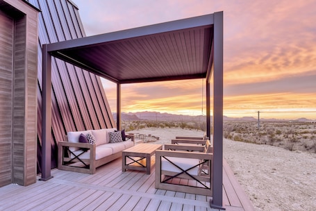 Deluxe Cabin, Kitchen, Mountain View | Terrace/patio