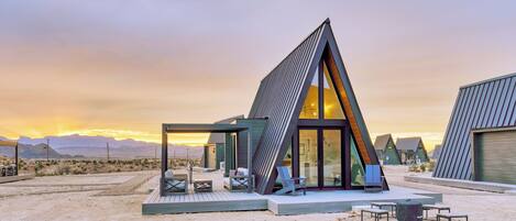 Deluxe Cabin, Kitchen, Mountain View | 1 bedroom, down comforters, individually decorated