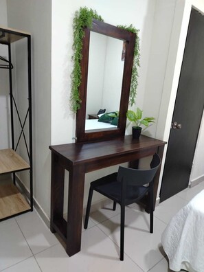 ベーシック シングルルーム | 客室ごとに異なる装飾、客室ごとに異なるインテリア、WiFi (無料)、ベッドシーツ