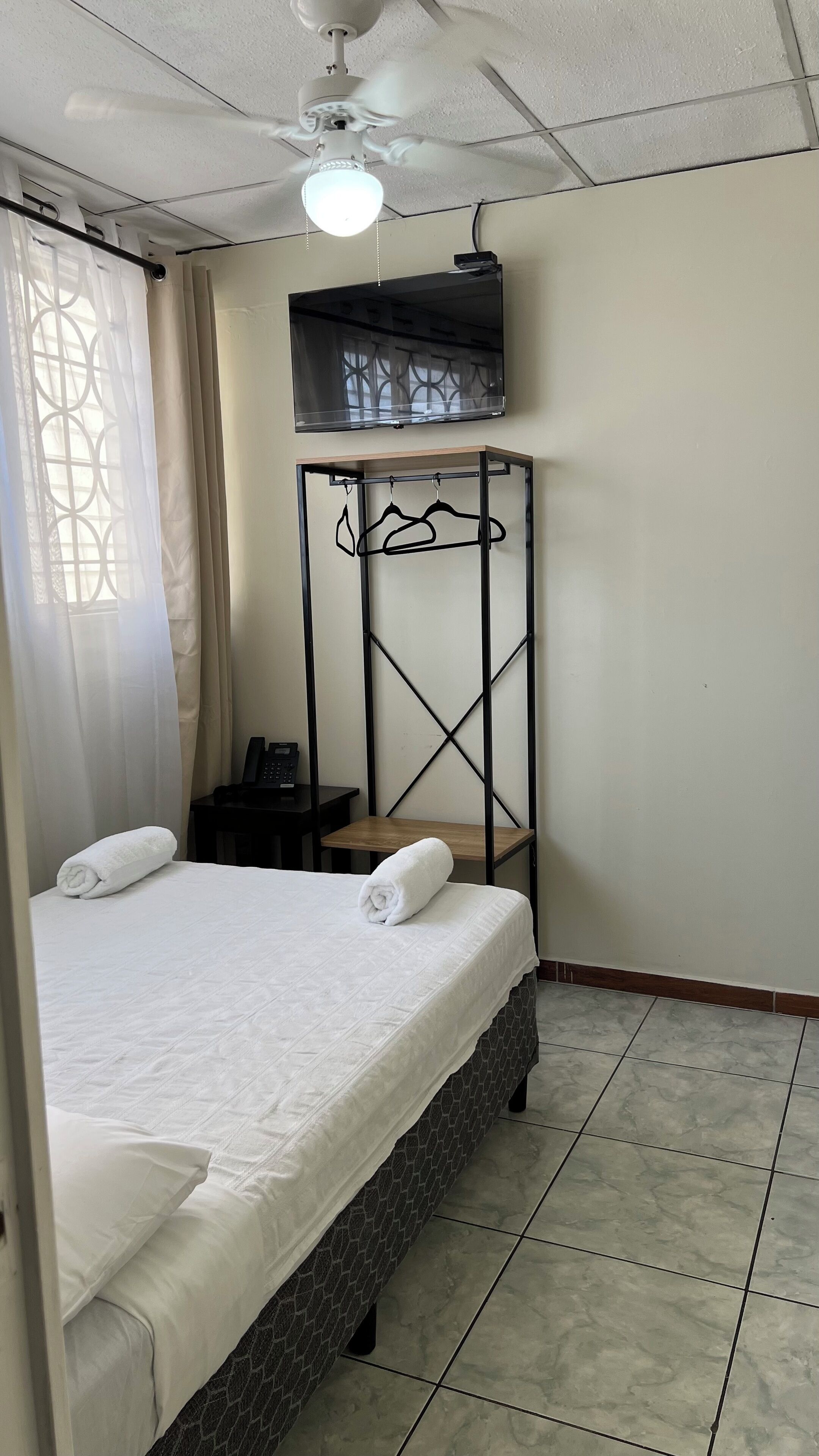 ベーシック シングルルーム | 客室ごとに異なる装飾、客室ごとに異なるインテリア、WiFi (無料)、ベッドシーツ