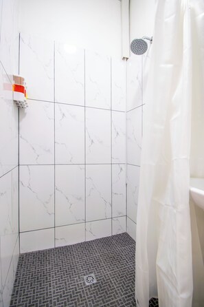 Habitación estándar con 1 cama matrimonial o 2 individuales, 2 camas matrimoniales | Baño | Regadera, toallas, jabón, shampoo 