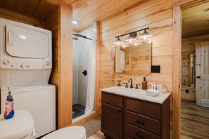 Suihku, hiustenkuivaaja, pyyhkeet, saippua