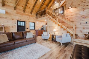 Smart TV, fireplace - The Lazy Maple in RRG - Hot tub/Fire pit/Arcade (Zoe)