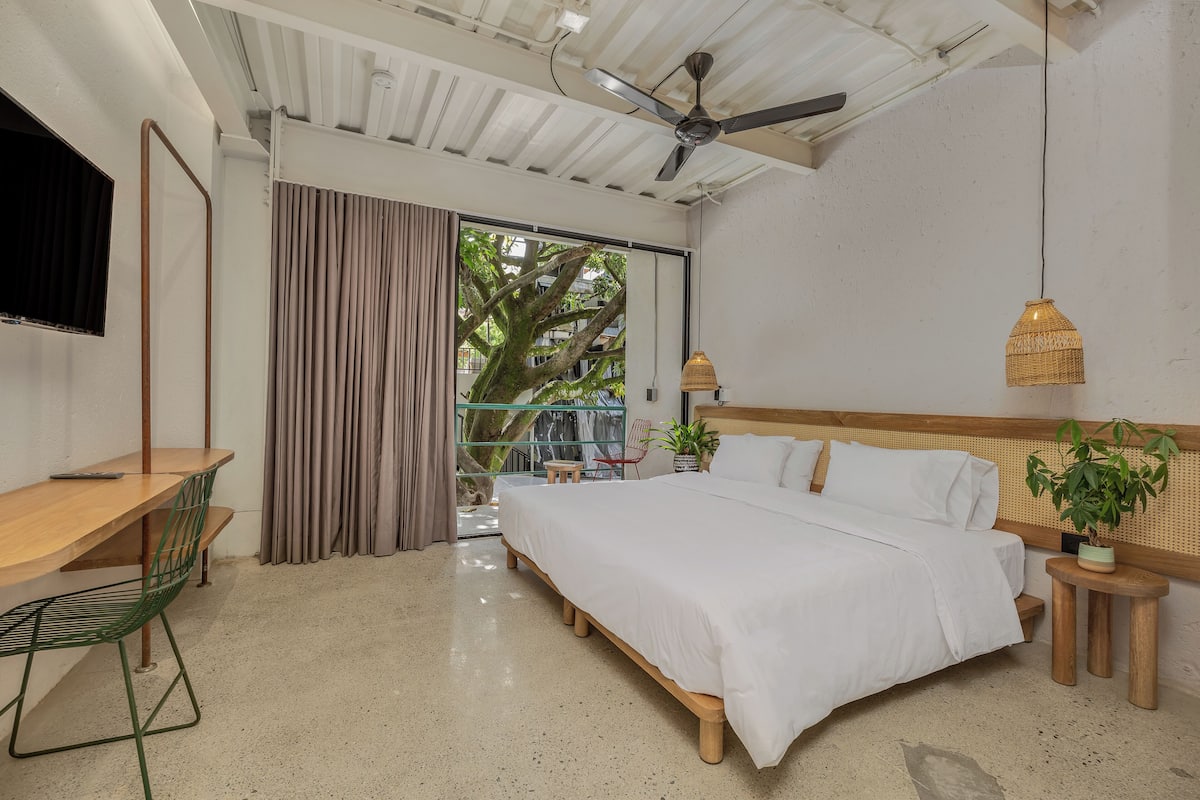Studio Suite (207) | Peti besi dalam bilik, meja, ruang kerja komputer riba