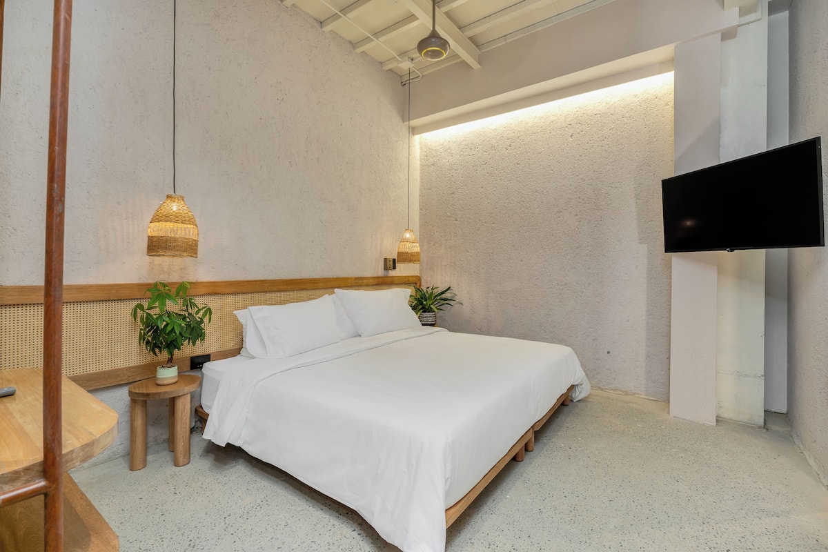 Studio Suite (304) | Peti besi dalam bilik, meja, ruang kerja komputer riba