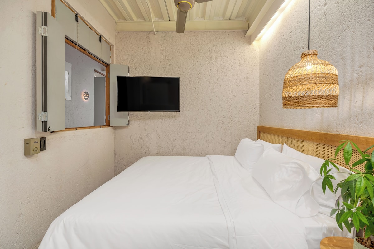 Studio Suite (205) | Peti besi dalam bilik, meja, ruang kerja komputer riba