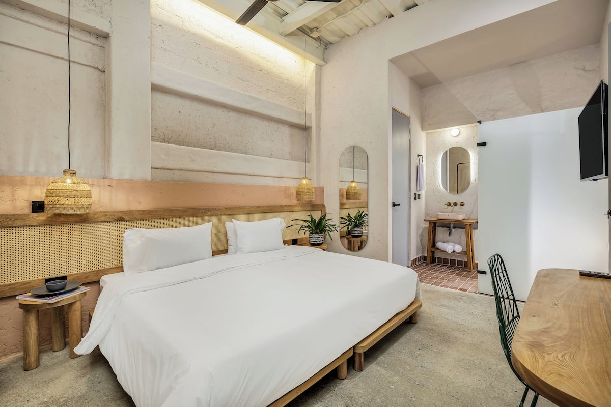 Studio Suite (104) | Peti besi dalam bilik, meja, ruang kerja komputer riba