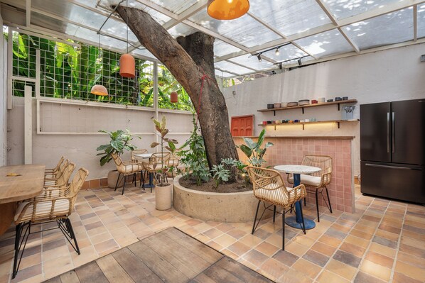 Outdoor dining - Botánica Manila by HOUSY HOST (Medellín)