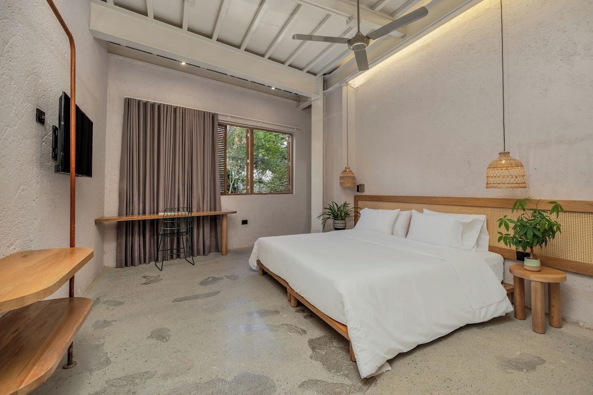 Studio Suite (301) | Peti besi dalam bilik, meja, ruang kerja komputer riba