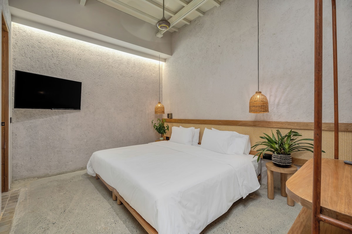 Studio Suite (306) | Peti besi dalam bilik, meja, ruang kerja komputer riba