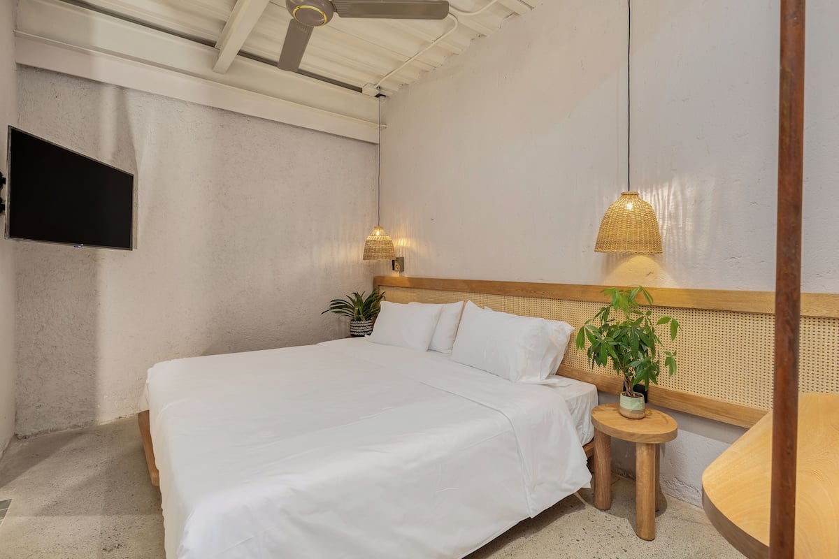 Studio Suite (203) | Peti besi dalam bilik, meja, ruang kerja komputer riba