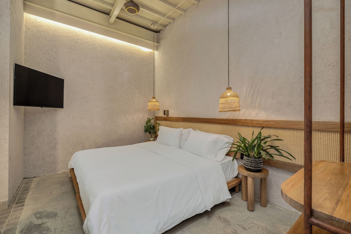 Studio Suite (303) | Peti besi dalam bilik, meja, ruang kerja komputer riba