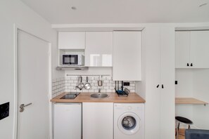 Fridge, microwave, stovetop, dishwasher - Wonderful renovated flat in the center of Paris (Paris)