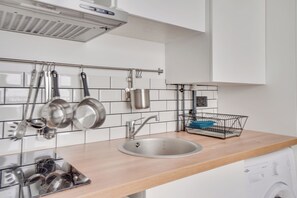 Fridge, microwave, stovetop, dishwasher