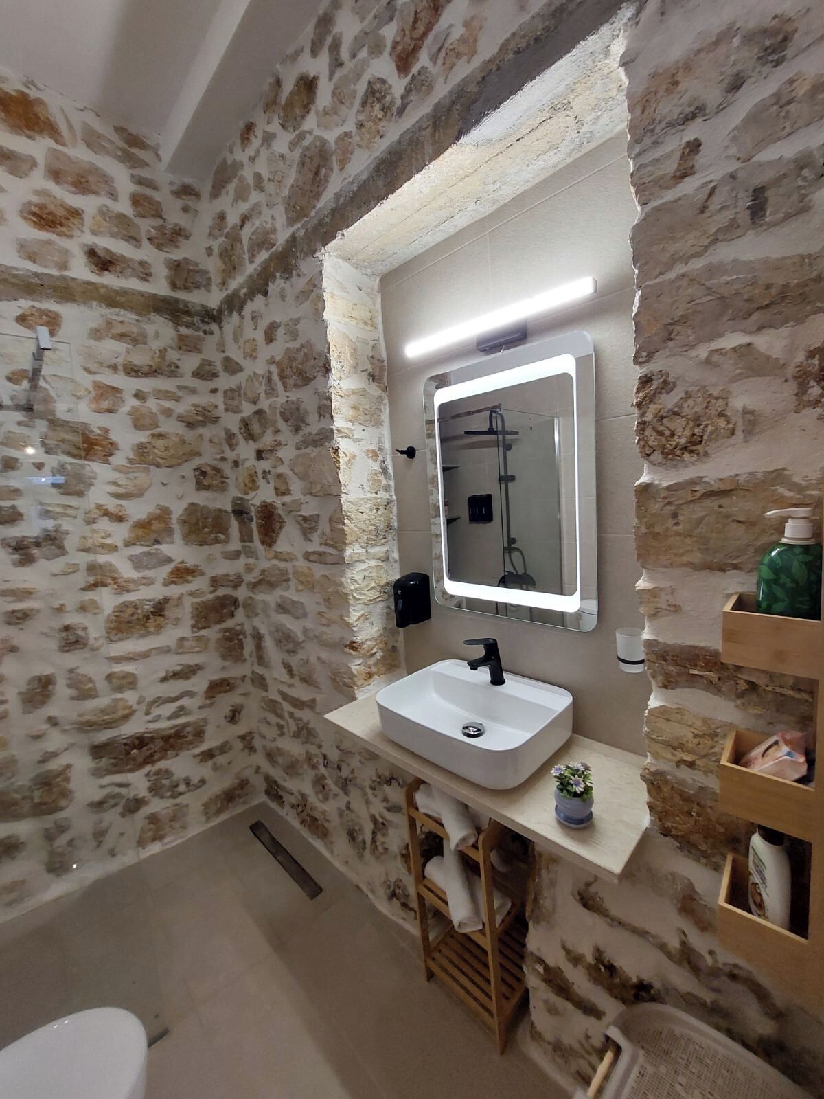 Jetted tub, hair dryer, bidet, towels