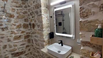 Jetted tub, hair dryer, bidet, towels