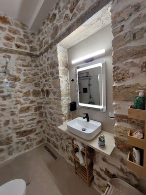 Tina de hidromasaje, secadora de cabello, bidet, toallas 