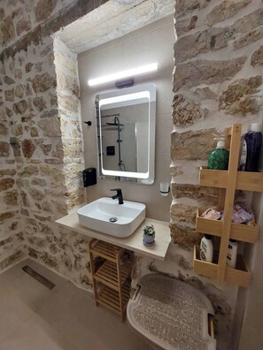 Jetted bath, hair dryer, bidet, towels - Stone-built 80 m2 2bedroom villa in Preveza center with private garden & Parking (Preveza)