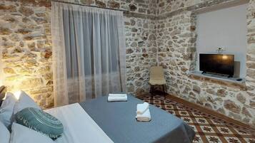 2 bedrooms, iron/ironing board, WiFi, bed sheets