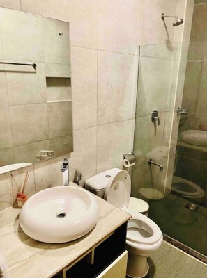 Shower, hair dryer, towels, soap - Flamingo Apartments
 (Kampala)
