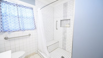 Douche, sĂšche-cheveux, serviettes fournies, savon