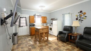 Un espacio habitable compacto con cocina, comedor y zona de estar.