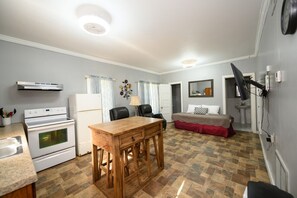 1 dormitori, planxa i posts de planxar i un bressol de viatge 