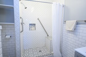 Dusche, Haartrockner, Handtücher, Seife