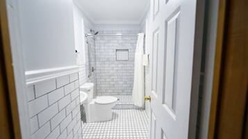 Dusj, hårføner, håndklær og såpe
