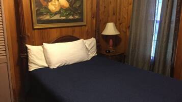 2 quartos, ferros/tábuas de passar roupa, berço de viagem