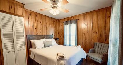 Peaceful cabin in orchard with Lake Chicot views!