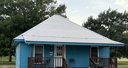 Peaceful cabin in orchard with Lake Chicot views!