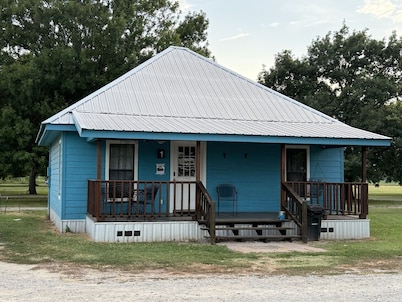 Peaceful cabin in orchard with Lake Chicot views!