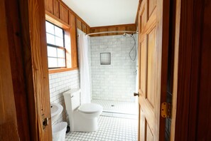 Douche, sèche-cheveux, serviettes fournies