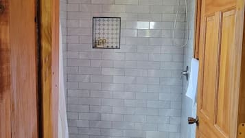 Douche, sèche-cheveux, serviettes fournies, savon