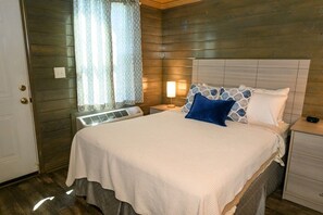 1 bedroom, iron/ironing board, travel cot, free WiFi - Peaceful cabin in orchard! Great Internet! (Lake Village)