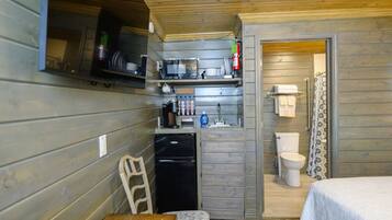 Iron/ironing board, travel crib, free WiFi, bed sheets