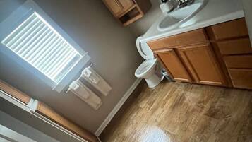 Secador de pelo, toallas