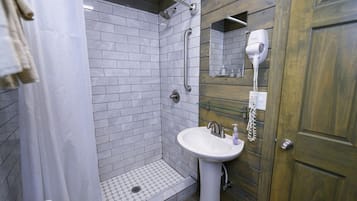 Ducha, secador de pelo, toallas y jabón