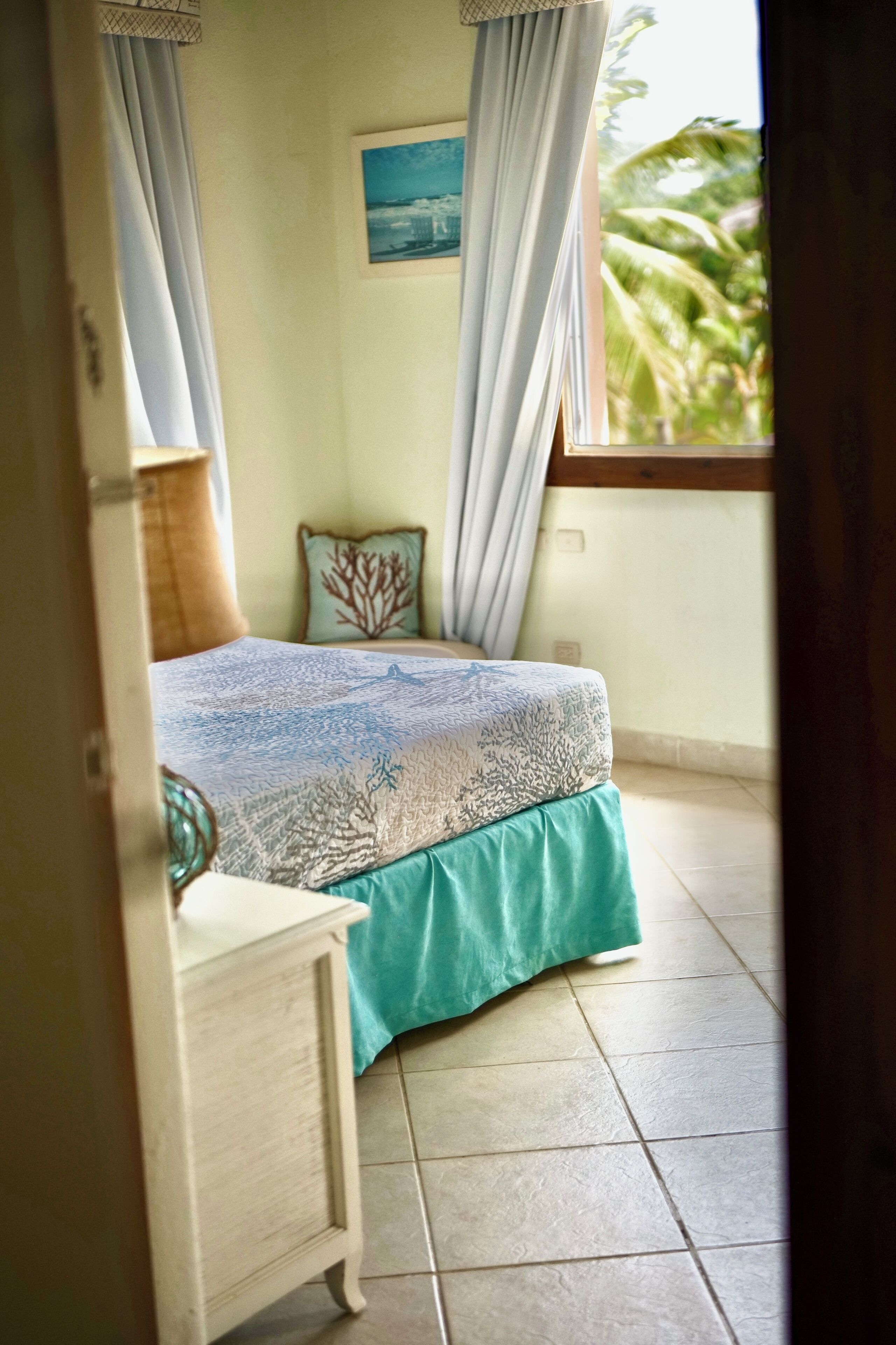 4 bedrooms, in-room safe, desk, laptop workspace