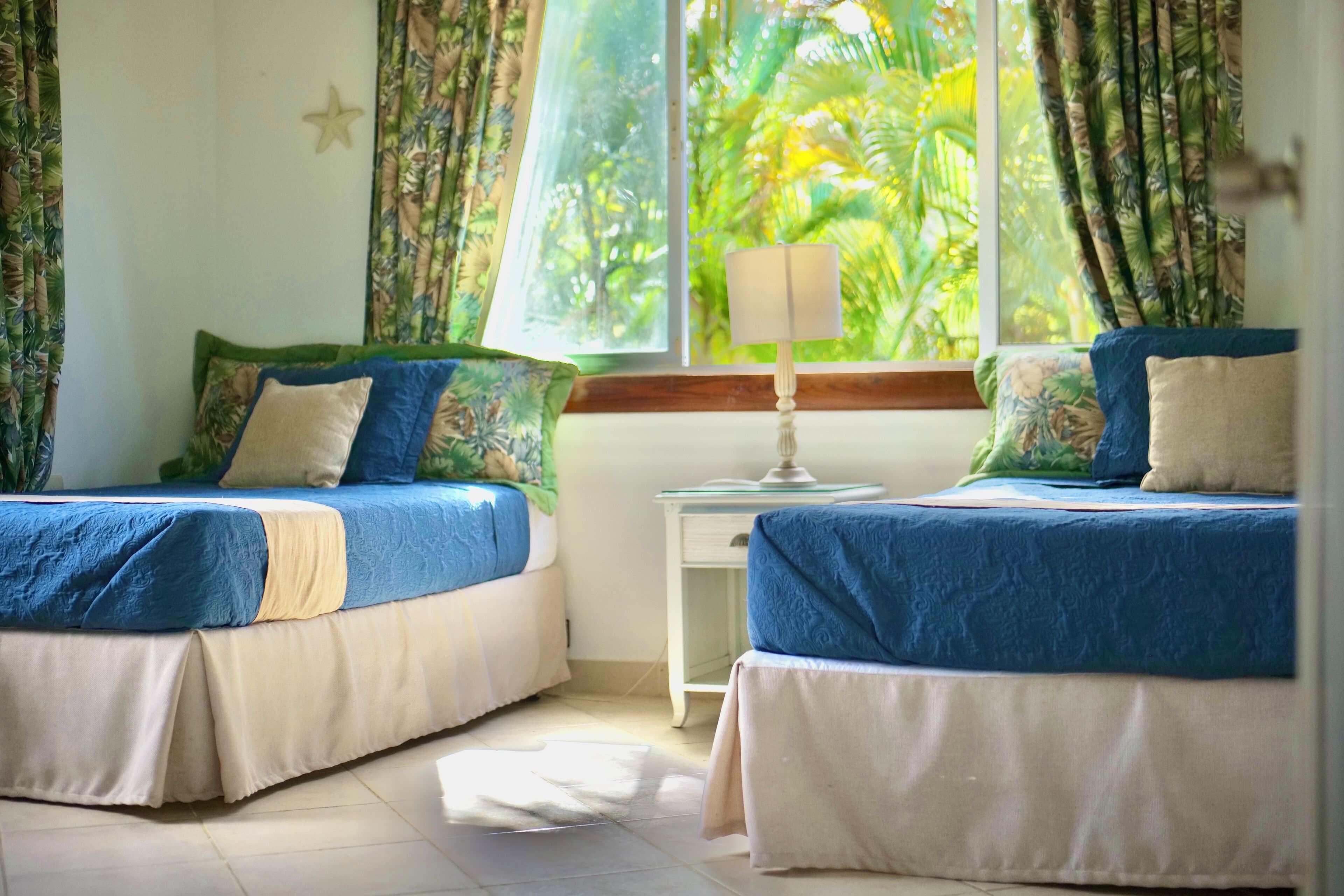 4 chambres, coffres-forts dans les chambres, bureau