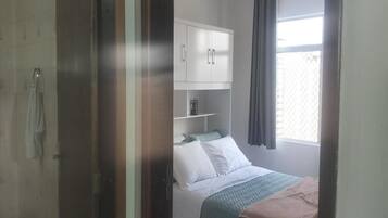 1 quarto, escrivaninha, espaço de trabalho para notebook