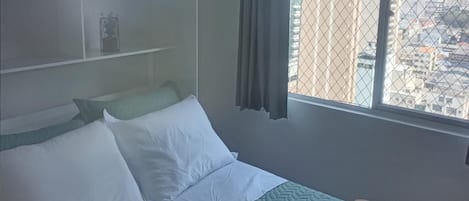 1 habitación, escritorio y espacio para trabajar con laptop