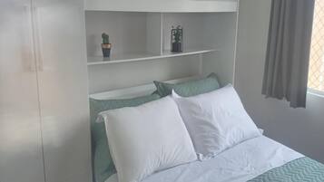 1 quarto, escrivaninha, espaço de trabalho para notebook