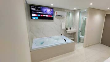 Habitación triple Deluxe | Escritorio, espacio para trabajar con laptop y wifi gratis