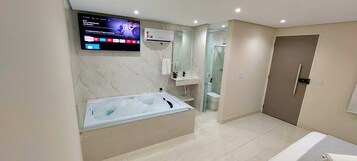 Habitación triple Deluxe | Escritorio, espacio para trabajar con un portátil, wifi gratis