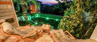 Çengelköy'de Boğaz Manzaralı Isıtmalı Kapalı Havuzlu Villa