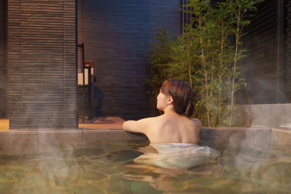 Comfort villa | Badkamer | Een aparte badkuip en douche, een bronwaterbad, gratis toiletartikelen