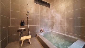 Villa Confort | Baño | Bañera y ducha independientes y bañera de agua termal